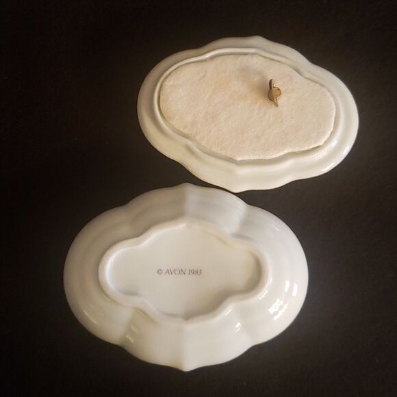 Vintage 1983 Avon "Memories... Are For Sharing" Porcelain Musical Trinket Box - Picture 6 of 15